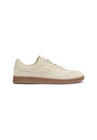 Beige Wildlederschuhe mit niedrigem Profil, strukturiertem Obermaterial und dezenten Perforationen an den Seiten. Gummisohlen in einem hellbraunen Farbton.