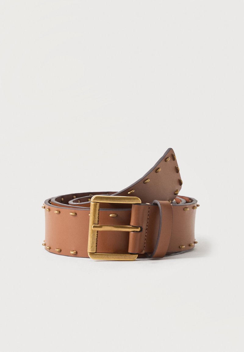 Καφέ δερμάτινη ζώνη τυλιγμένη με χρυσά μεταλλικά καρφιά και τετράγωνη ορειχάλκινη αγκράφα σε λευκό φόντο.