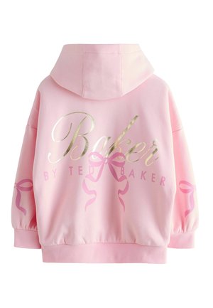 Sweatshirt à capuche rose avec le texte "Baker" en or métallisé et des graphismes de ruban rose. Coupe décontractée avec des poignets et un ourlet côtelés. Texture de tissu douce.