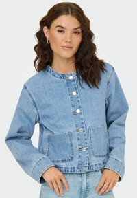 Veste en denim bleu clair présentant un col rond, des fermetures à boutons en argent, deux poches avant et un design court avec des manches longues.