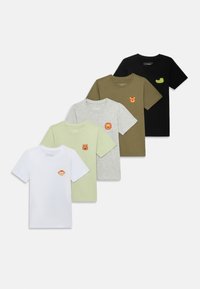 Päť tričiek v bielej, svetlozelenej, šedej, olivovej a čiernej farbe, ktoré majú na hrudi malé vyšívané nášivky s témou zvierat.