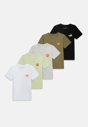 Viis T-särki valges, helesmurus, hallis, oliivrohelises ja mustas, millel on väikesed loomateemalised tikandid rinna peal.