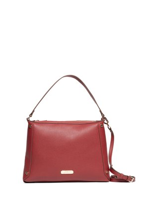 Rote Lederhandtasche mit strukturierter Form, ausgestattet mit einem Reißverschluss, verstellbarem Riemen und goldfarbenen Akzenten an den Seiten.