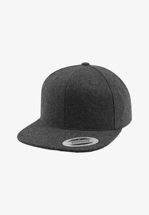 Szürke snapback sapka filcből. Jellemzője a lapos karima, kerek korona és a hátsó állítható rész márkajelzéssel. Textúrált felület minta nélkül.