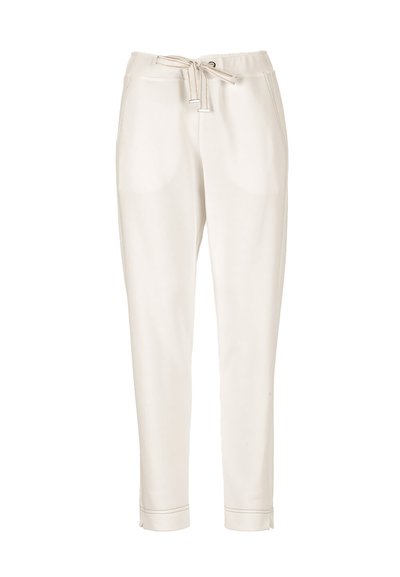 Pantalon écru fuselé avec taille élastique, poches avant, fermeture par cordon de serrage et ourlets retroussés.