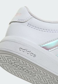 adidas Sportswear ADIDAS SPORTSWEAR GRAND COURT 3.0 SHOES INFANTS UNISEX - Chaussures de skate - cloud white   iridescent   cloud white