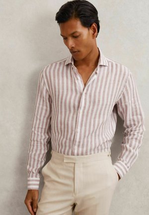 Letterekt, langærmet skjorte med vekslende lyserøde og hvide lodrette striber; dyb krave og standard knaplukning.