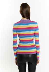 Top a maniche lunghe in maglina a coste, con strisce multicolori nei toni di rosa, blu, giallo e viola, colletto viola e vestibilità slim.