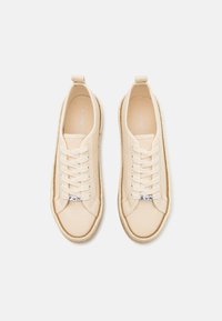 Sneaker in tela beige con punta rotonda, lacci bianchi e suola testurizzata. Presenta dettagli "FUN" e "SUN" sulla linguetta.
