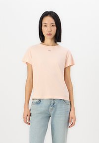 Tricou roz deschis cu guler rotund, cu mâneci scurte și o croială lejeră. Prezintă logo-ul "PINKO" imprimat în negru pe față. Material din bumbac.