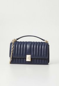 Borsa a mano in pelle blu navy con design trapuntato, ferrature dorate e tracolla a catena. Forma rettangolare con pattina frontale e dettaglio a fibbia quadrata.