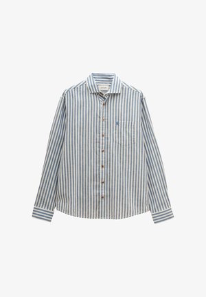 Langärmeliges Hemd zum Knöpfen mit vertikalen blau-weißen Streifen, einer Brusttasche und braunen Knöpfen, flach auf weißem Hintergrund ausgelegt.