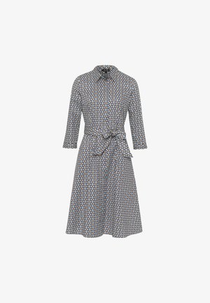 Bedrucktes Kleid mit Kragen, langen Ärmeln, tailliertem Gürtel, einem geometrischen Muster in Blau, Orange und Weiß sowie einem ausgestellten Rock.