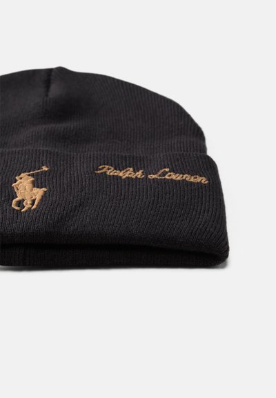 Juodas raštuotas megztas skrybėlė su tan spalvos siuvinėtu polo žaidėjo logotipu ir "Ralph Lauren" tekstu ant krašto. Minkšta tekstūra, tvirtas prigludimas.