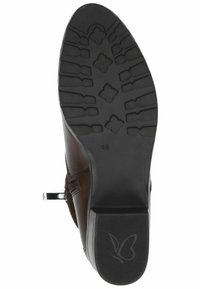 Suela de bota de tobillo de cuero marrón con una superficie de goma negra texturizada. Presenta patrones de tracción distintivos y un logo de mariposa en el talón.