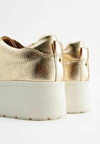 Next FOREVER COMFORT CHUNKY   - Matalavartiset tennarit - gold