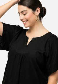 Ulla Popken MÉLANGÉ LIGNE A À COL TUNISIEN  - Blusa - black