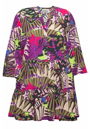 Bloemendress met een ronde hals, knopen aan de voorkant, driekwart mouwen en een gelaagde rucheszoom. Kleuren zijn paars, groen, roze en bruin.