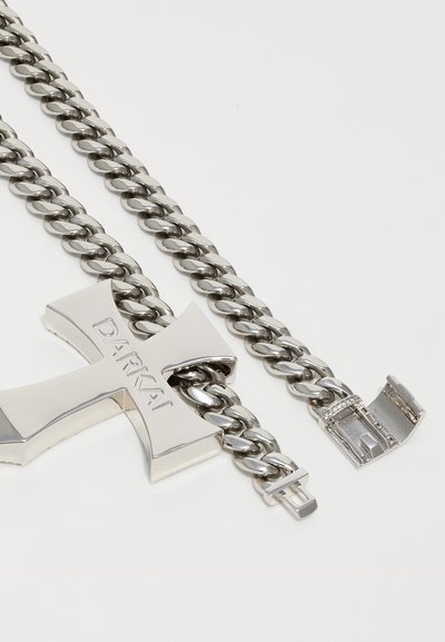 Hõbedane ketinecklace suure ristiga ripatsiga, millel on graveering "DARKAI" ja avatud kinnitusega valgel taustal.