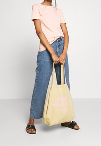 Petit Bateau Jednoduché tričko - apricot