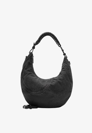 Borsa a mezzaluna in denim nero con manico intrecciato e tracolla in pelle regolabile su sfondo bianco.