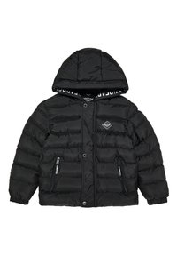 Chaqueta acolchada negra con capucha, bolsillos con cremallera, textura acolchada y un logo en la parte delantera. Presenta puños elásticos y cierres a presión.
