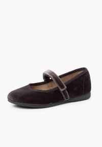 Zapato Mary Jane de terciopelo en púrpura oscuro con punta redonda, suela plana y una suave correa en el tobillo. El interior cuenta con una plantilla acolchada para mayor comodidad.