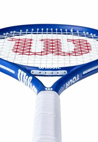 Wilson-Tennisschläger mit blauen Rahmen, weißen Saiten und rotem Logo. Verfügt über einen strukturierten Griff und eine gewölbte Schlägerkopfform.