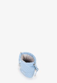 Sac seau tissé bleu clair, doté d'une fermeture à cordon, d'une doublure intérieure lisse et de subtils accents en métal. Design compact.