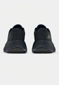 Μαύρα αθλητικά παπούτσια με υφή στην επάνω πλευρά και άνετη σόλα. Διαθ�έτουν έντονο λογότυπο και κομψό, αεροδυναμικό σχέδιο.