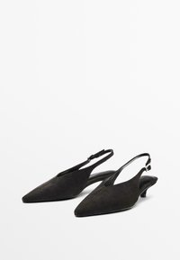 Svarta mocka slingback-hälar med spetsig tå, låg blockklack och justerbar rem. Slät textur, minimalistisk design och inga synliga detaljer.