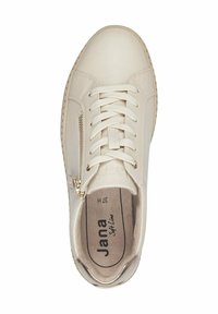 Krém színű sneaker sima bőr felsőrészével, kerek orrával, lapos fűzőjével, arany cipzár részletével és puha bélésével. Kényelmes viseletre tervezve.