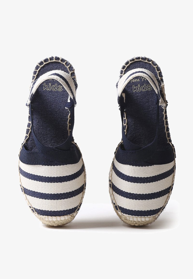 Marineblau- und weiße gestreifte Espadrilles für Kinder mit Obermaterial aus Stoff, elastischen Knöchelriemen und geflochtenen Jutesohlen. Mit genähten Akzenten.