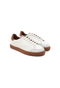 Weiße Leder-Sneaker mit einer hellblauen Wildleder-Spitze, braunem Fersenelement und brauner Gummisohle. Sie verfügen über ein Schnürdesign und gestickte Details.