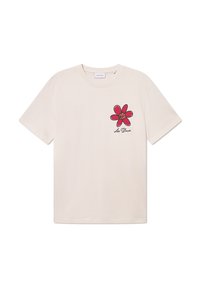 Camiseta de algodón beige con un diseño de flor roja en el área del pecho izquierdo, con contornos negros y el texto "Les Deux" debajo de la flor.