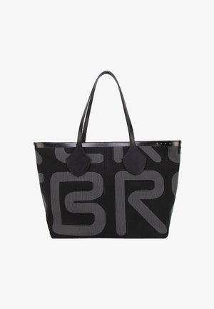 Schwarze Tragetasche mit großen grauen abstrakten Buchstaben, zwei langen schwarzen Griffen und einem dezenten Markenlogo nahe dem oberen Rand.