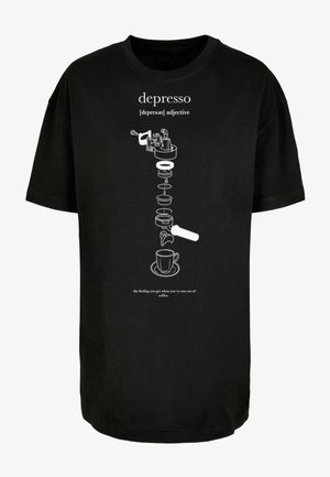 Juodas medvilninio t-maišelis su baltu grafiniu dizainu, vaizduojančiu espreso aparatą ir kavos puodelį, su tekstu, paaiškinančiu "depresso" kaip žaismingą terminą.