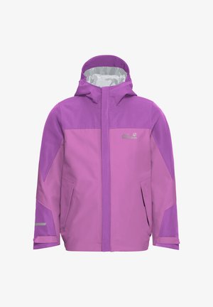 Lila wasserdichte Jacke mit grauen Akzenten, Kapuze und Reißverschluss. Verfügt über reflektierende Streifen an Ärmeln und Seitentaschen. Wird über einem dunklen Hemd getragen.