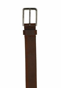 Bruine leren riem met een zilveren metalen gesp, met een gladde textuur en een gestikte rand detail langs de lengte van de riem.