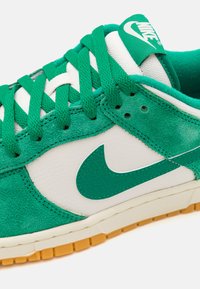 Nike Sportswear DUNK LOW SE TRK3 - Αθλητικά παπούτσια - phantom/malachite/light brown/coconut milk