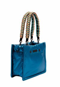 Blauwe gewatteerde handtas met een rechthoekige vorm, voorzien van gevlochten meerkleurige handvatten en zwarte hardware-accenten.
