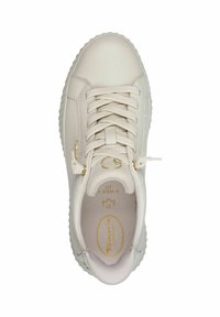 Weißer Sneaker mit einem glatten Synthetik-Obermaterial, runder Zehenpartie, Schnürdesign, goldenen Hardware-Akzenten und strukturiertem Gummisohlen.