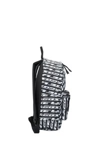 Sac à dos noir et blanc avec un motif géométrique, en tissu durable, poche latérale et bretelles réglables. Forme rectangulaire avec une fermeture éclair.