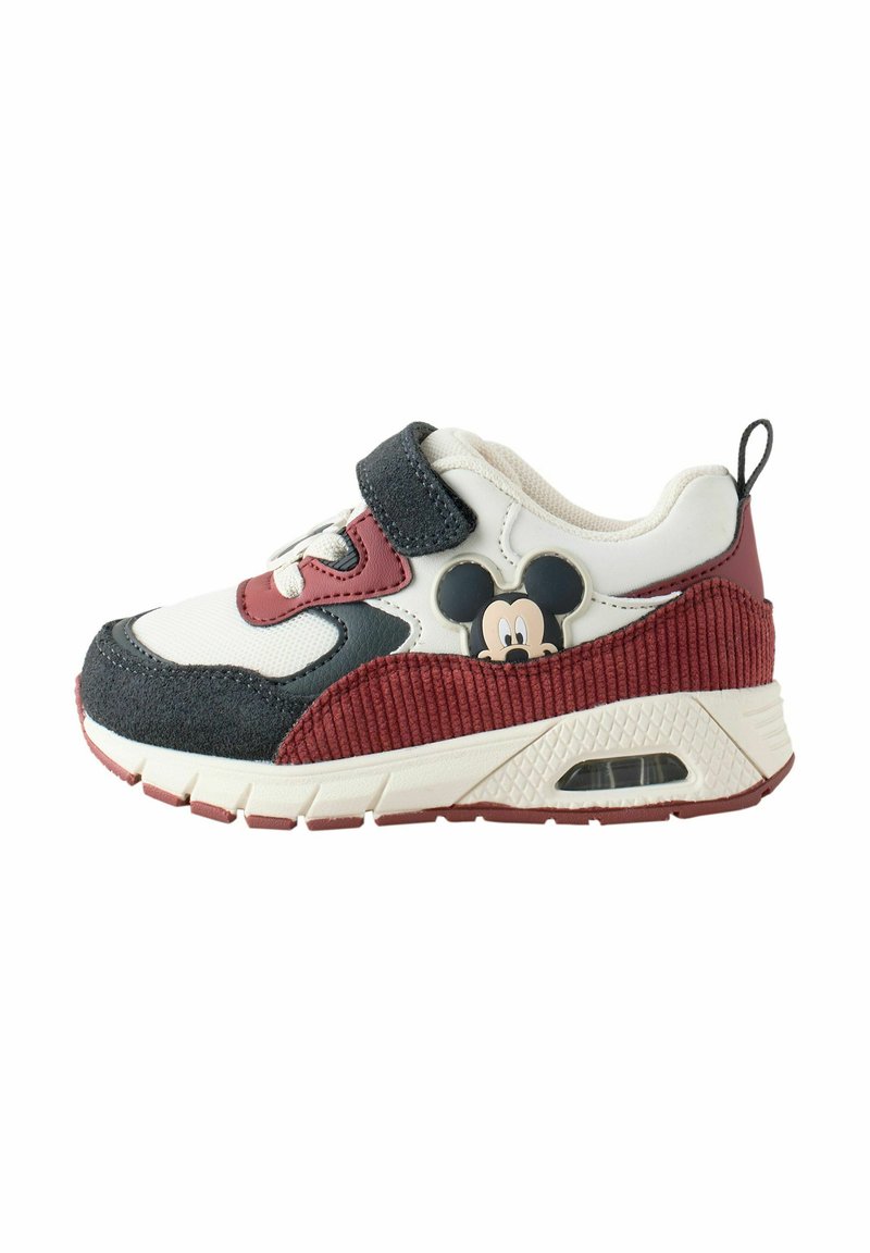 Białe i czerwone sneakersy z czarnym akcentem, z teksturowanym obcasem z korduroyu, z graficznym wzorem Myszki Mickey, regulowanym paskiem i gumową podeszwą.