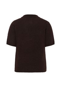 Pull en maille à manches courtes marron foncé avec un col côtelé vu de dos sur fond blanc.