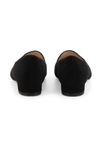 Chaussures plates en daim noir avec un petit talon, une texture lisse et un dos arrondi. Design simple sans ornements ni motifs visibles.