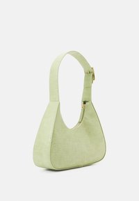 Vihreä tekonahkainen olkalaukku krokotiilikuviolla, kaarevalla muotoilulla, ohuella hihnalla ja sivulla vetoketjulla suljettava. Sileä pinta, minimalistinen muoto.