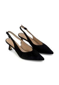 Sandales à talons en daim noir avec bouts pointus, un talon fin et une sangle de cheville ajustable avec un accent métallique rond.