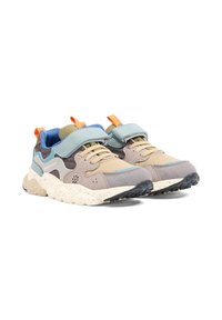 Para kolorowych sneakersów z beżowymi sznurówkami, niebieską siateczkową wyściółką, paskami na rzepy i grubymi kremowymi teksturowanymi podeszwami na białym tle.