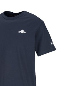 Dunkelblaues Baumwoll-T-Shirt mit einem kleinen weißen Grafik eines Schildes mit Ribbons auf der Brust und einem weißen Logo auf dem Ärmel.